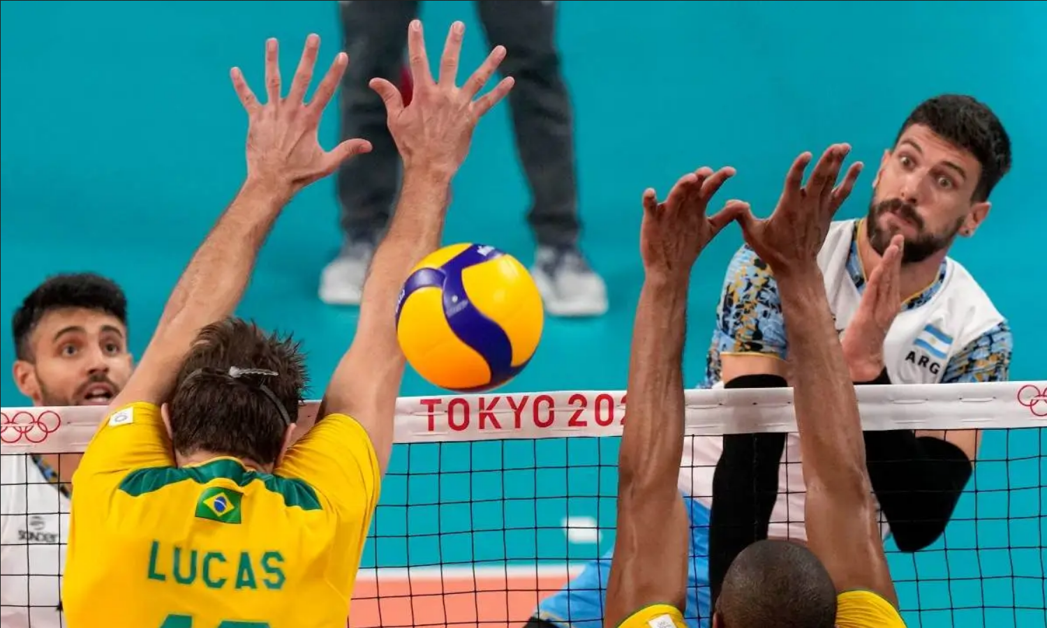 Brasil perde da Argentina e fica sem medalha no vôlei masculino